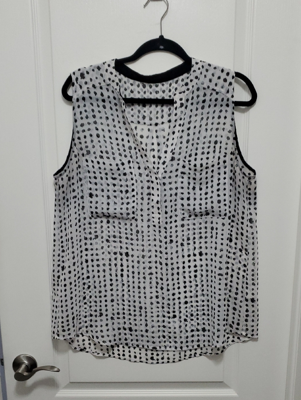 Sleeveless Polka Dot V-Neck Blouse - White/Black